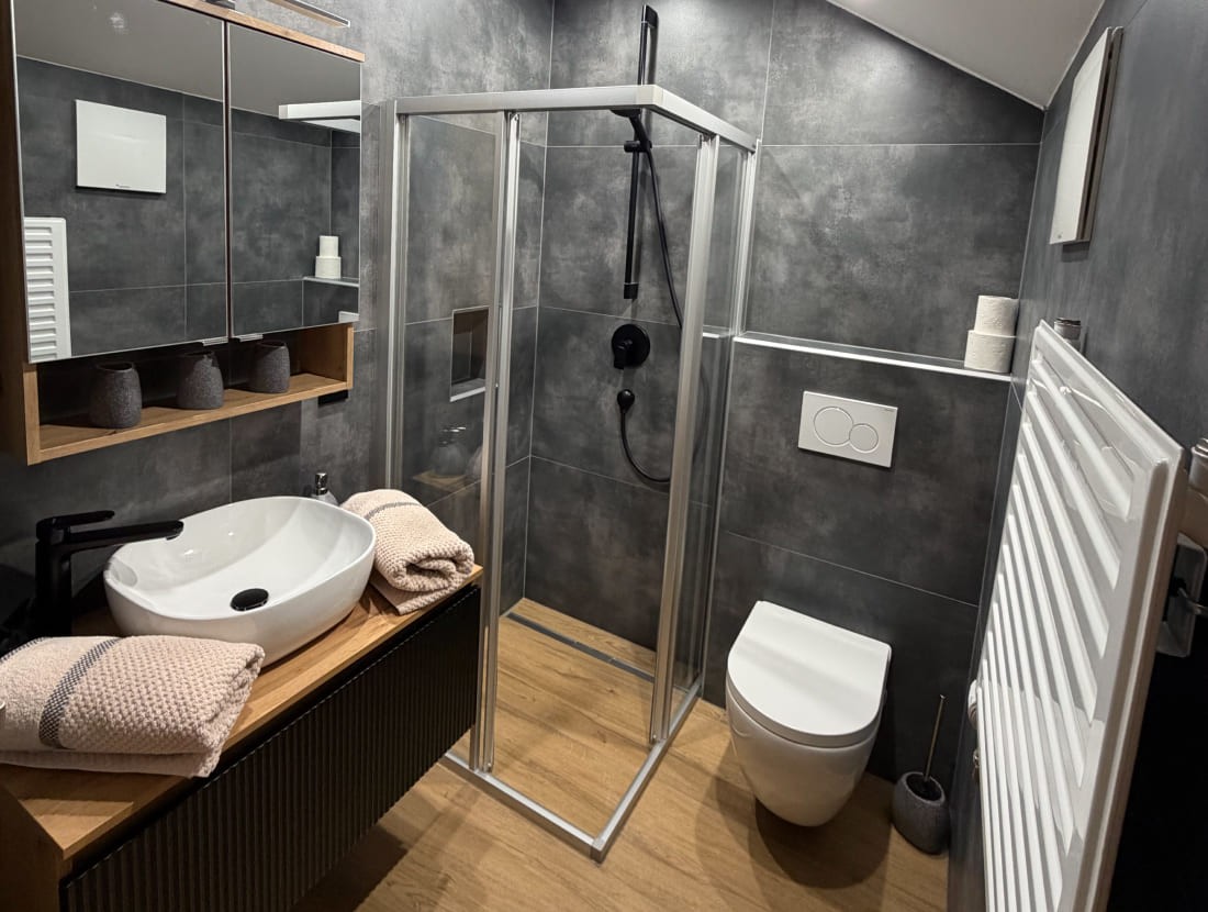 Neues Badezimmer mit Dusche/WC, Waschbecken und Handtuchwärmer