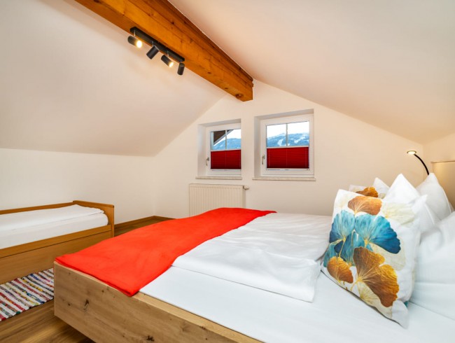 Schlafzimmer mit Doppelbett und Einzelbett