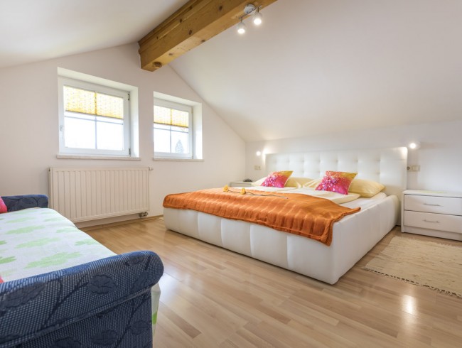 Dreibettzimmer mit Mansarde im Appartement 2